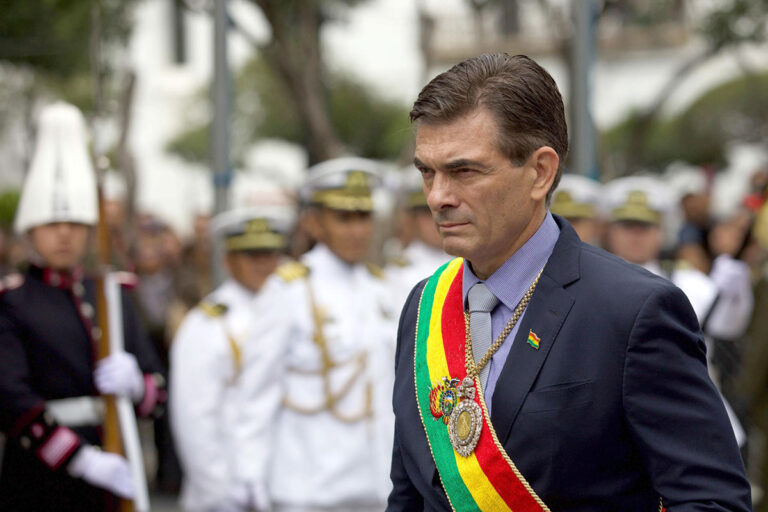 Rodrigo-Paz-pide-a-las-Fuerzas-Armadas-evitar-la-fuga-de-combustible-hacia-otros-paises